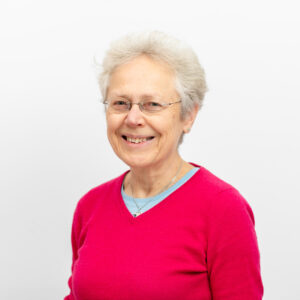 Foto von Dr. Elisabeth Rix. Sie lächelt freundlich und hat grau-blonde kurze Haare und helle Haut. Sie trägt einen rollen Pulli und eine unscheinbare Brille.