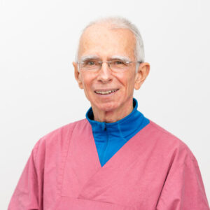 Foto von Dr. Günter Illers. Er lächelt freundlich und hat kurze weiße Haare und helle Haut. Er trägt eine unscheinbare Brille und ein blau-rosa Hemd.