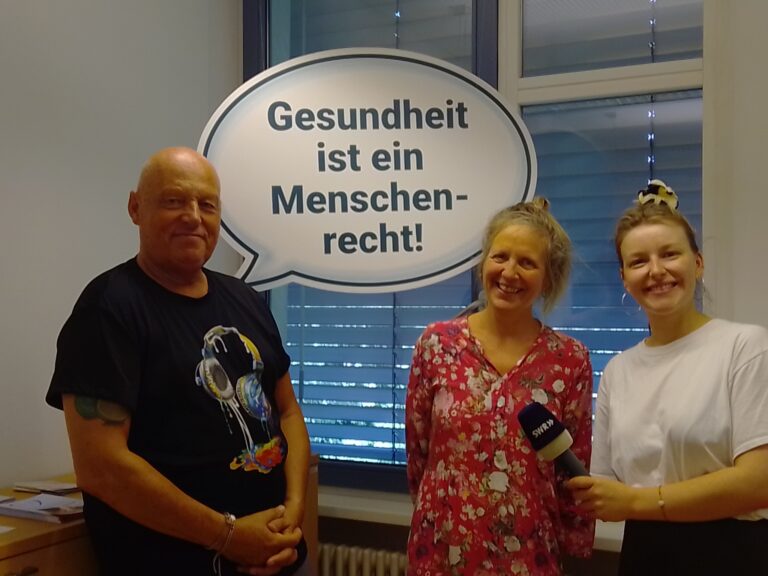 Herr Schweickert mit Nele Wilk und SWR-Reporterin Tjada Huchtkötter