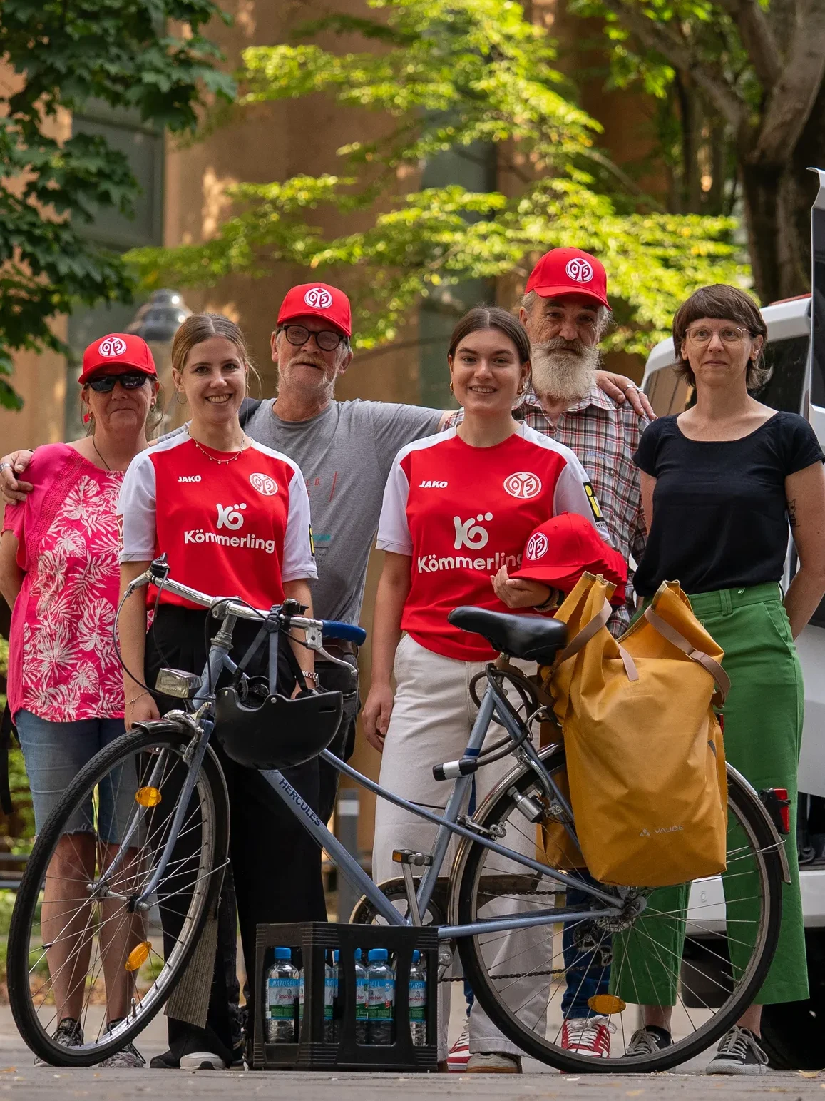Das Team von Mainz 05, unsere Streetworkerin Ute Hamann gemeinsam mit wohnungslosen Menschen. Foto: Mainz 05
