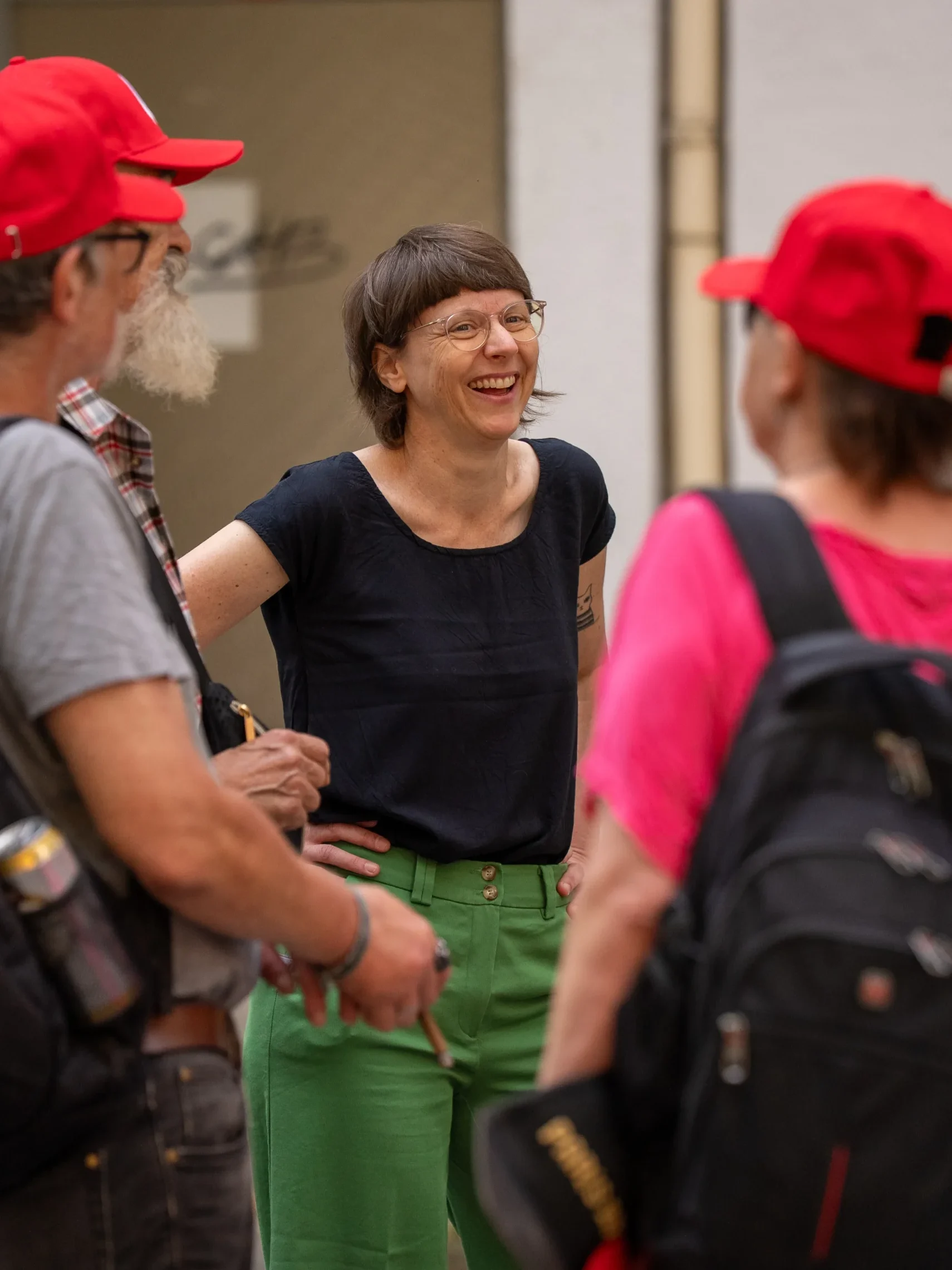 Ute Hamann (a+G) im Gespräch mit obdachlosen Menschen in der Mainzer Innenstadt. Foto: Mainz 05